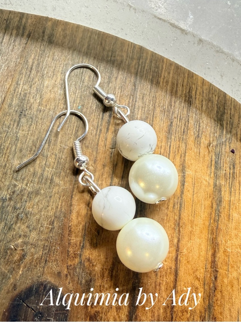 WHITE HOWLITE AND PEARLS + Dangle earrings - Picture 2 of 2